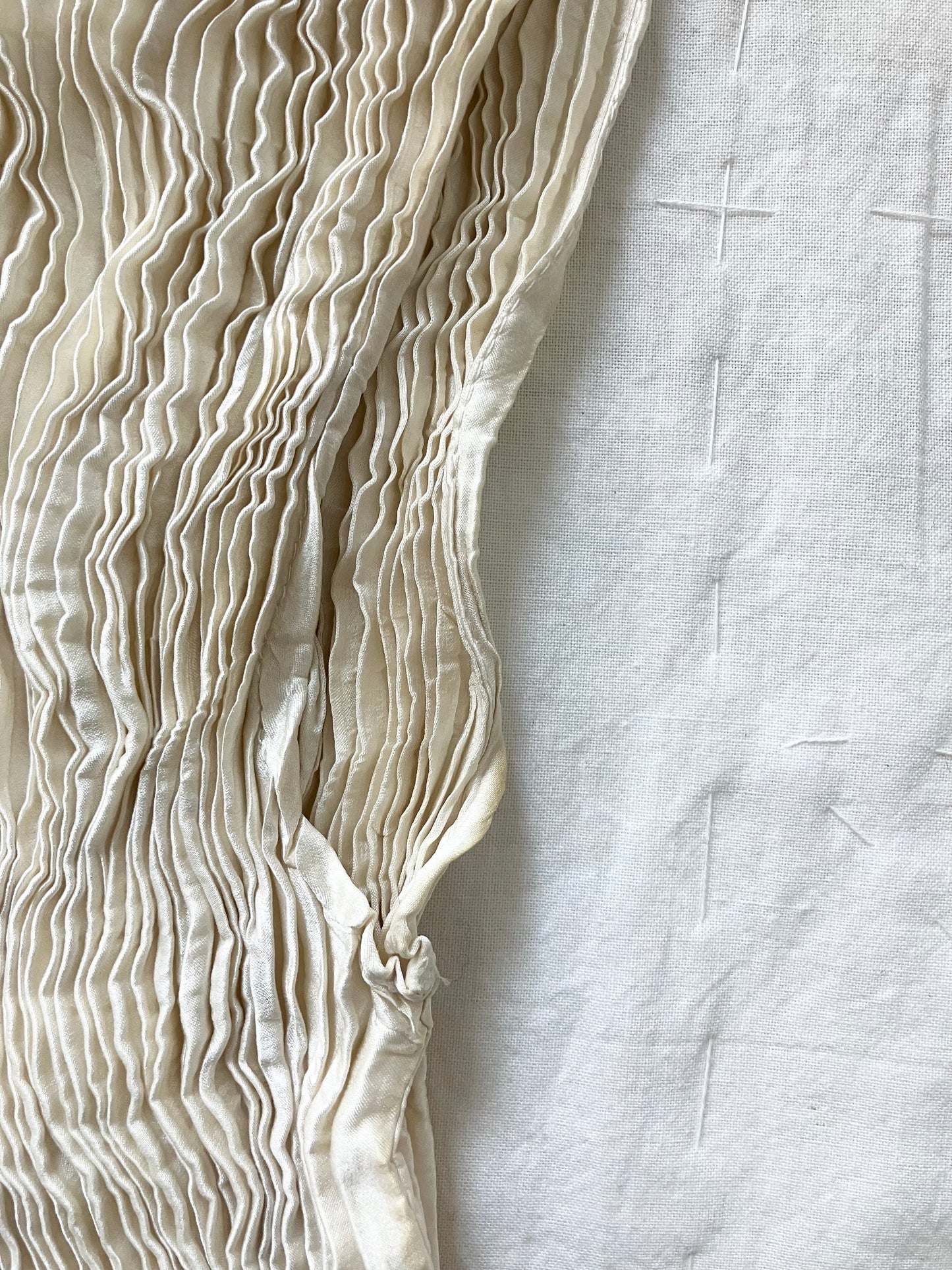 AZUR - Plissé Silk Tank Top - Off-White
