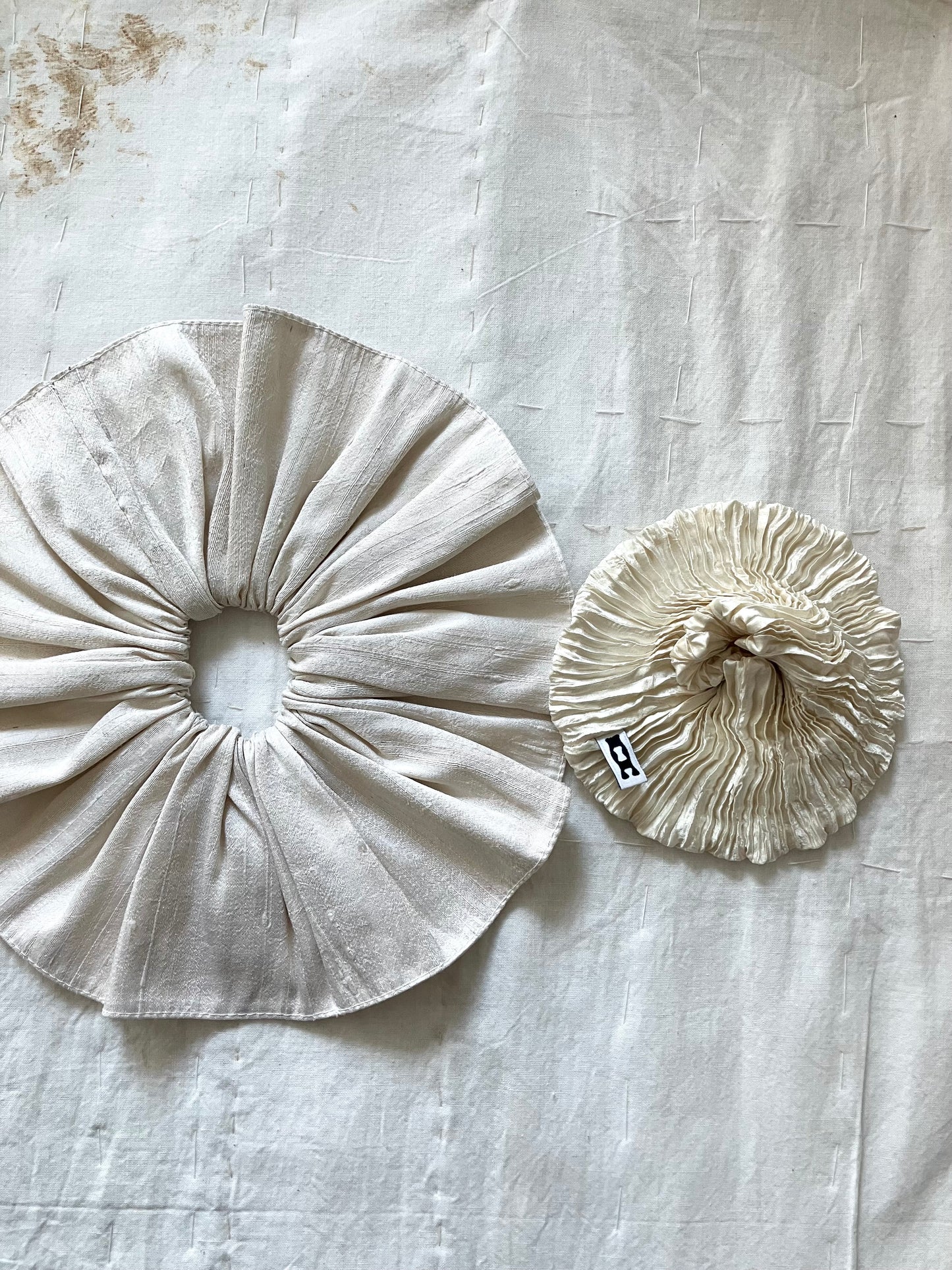 AZUR - Plissé Satin Silk Scrunchie - Off-white