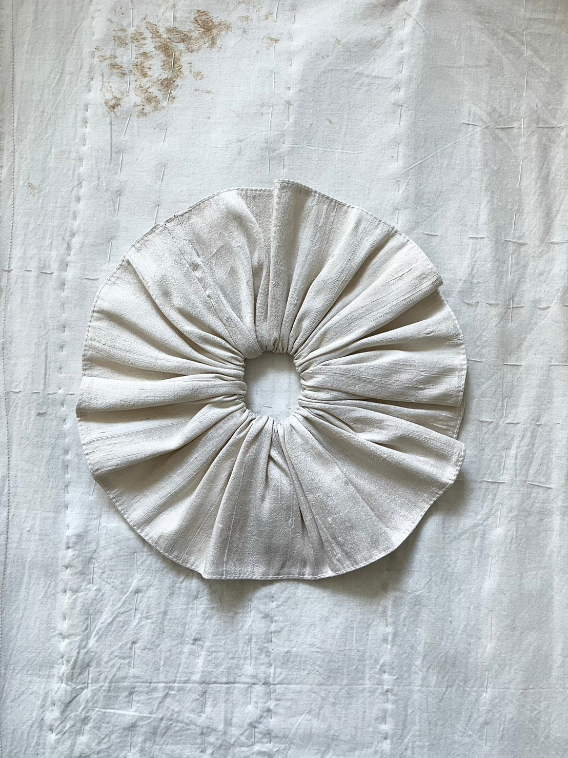 AZUR - Raw Silk Scrunchie - Off White