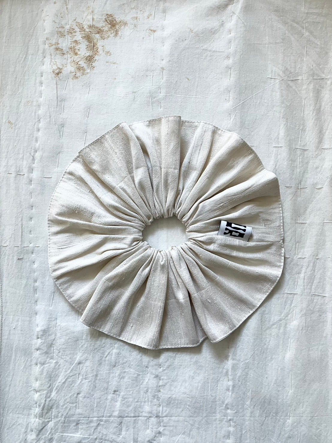 AZUR - Raw Silk Scrunchie - Off White