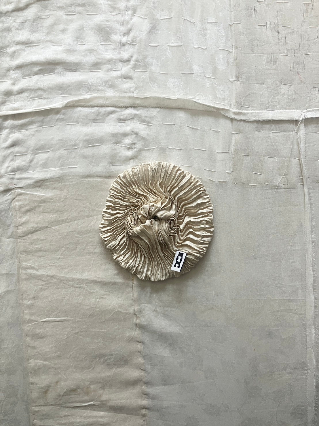 AZUR - Plissé Satin Silk Scrunchie - Off white – Seasonvoice Online