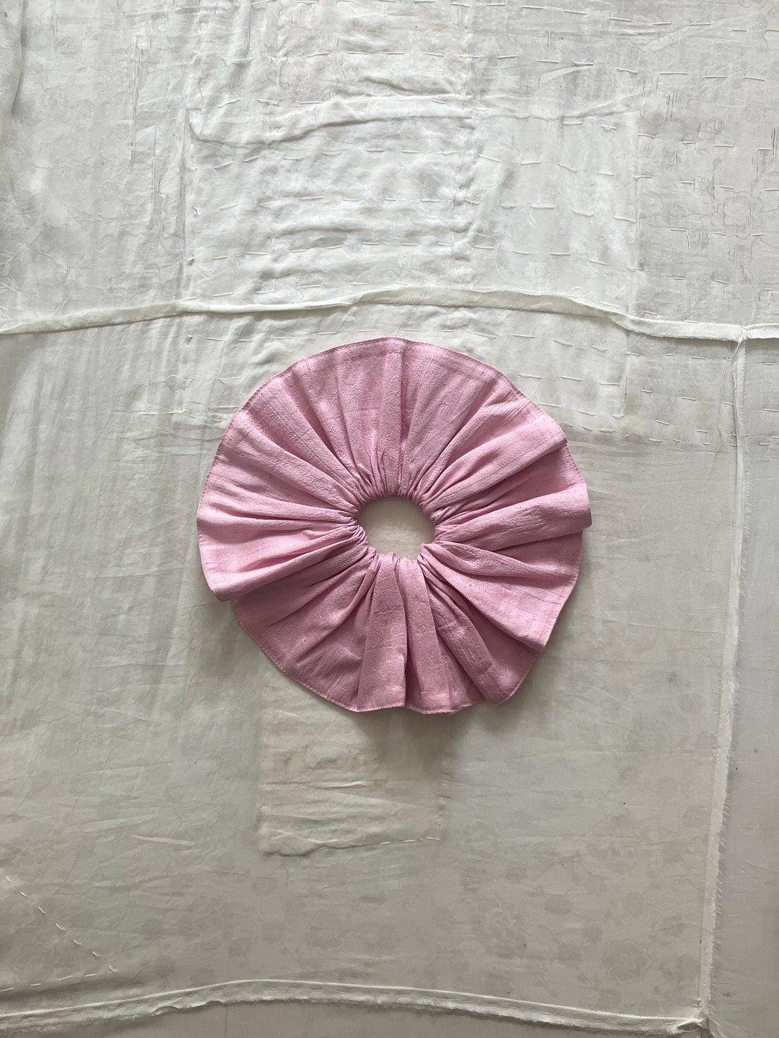 AZUR - Raw Silk Scrunchie - Grey pink