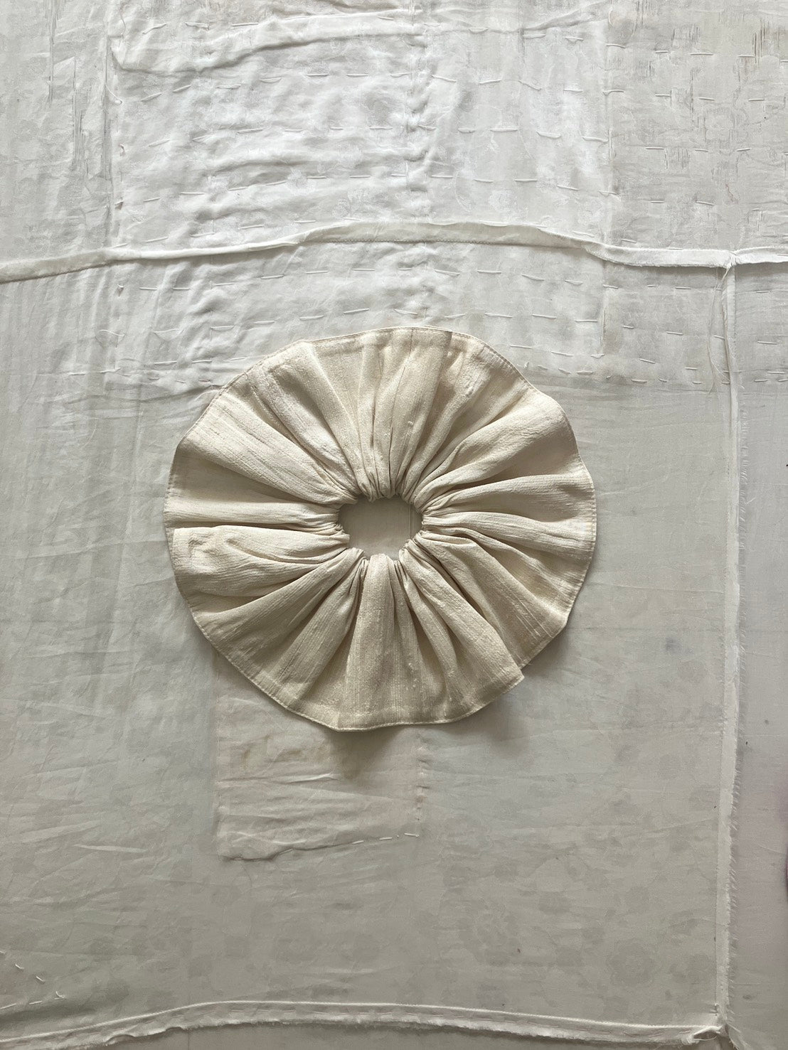 AZUR - Raw Silk Scrunchie - Off white