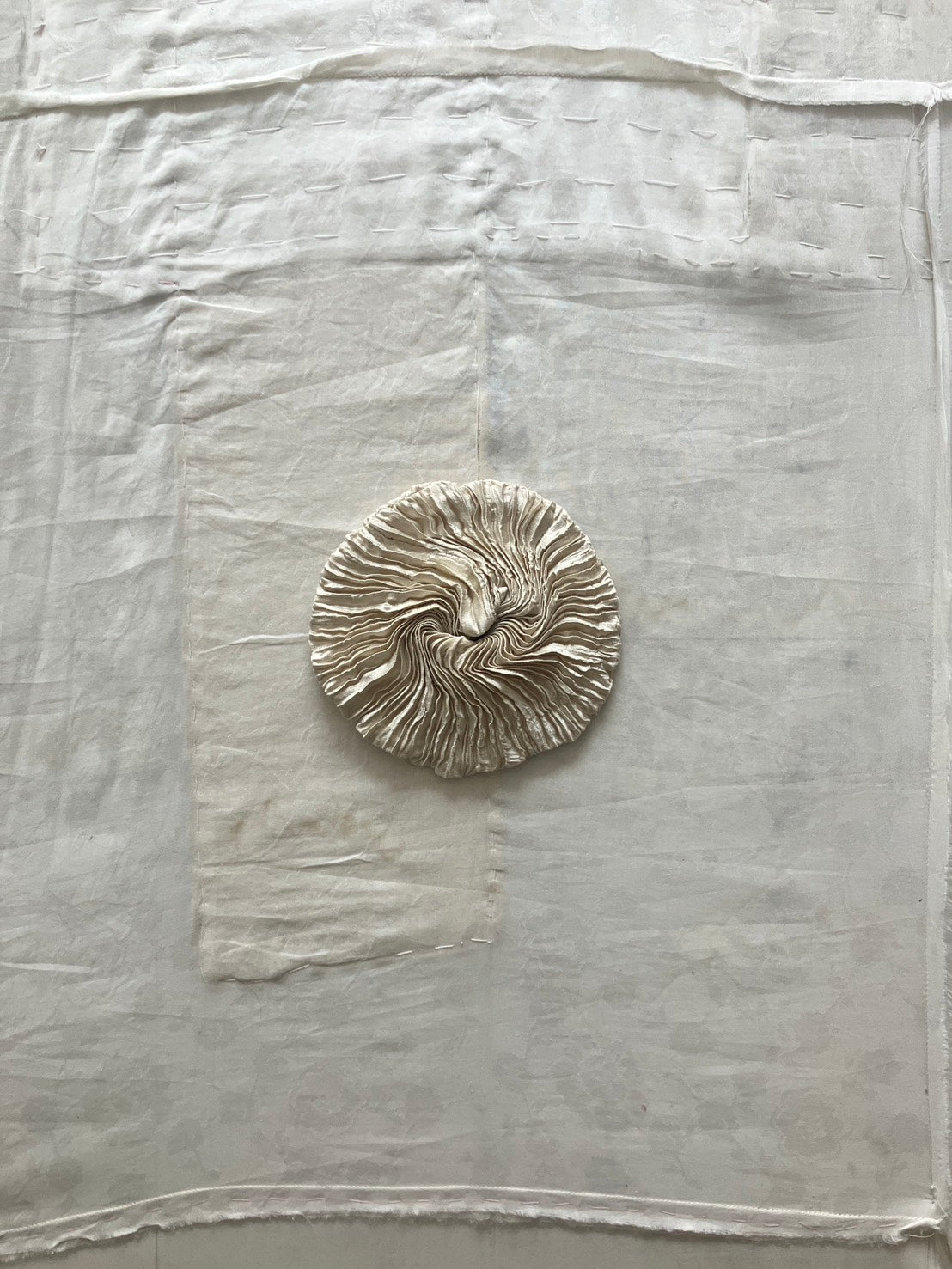 AZUR - Plissé Satin Silk Scrunchie - Off white