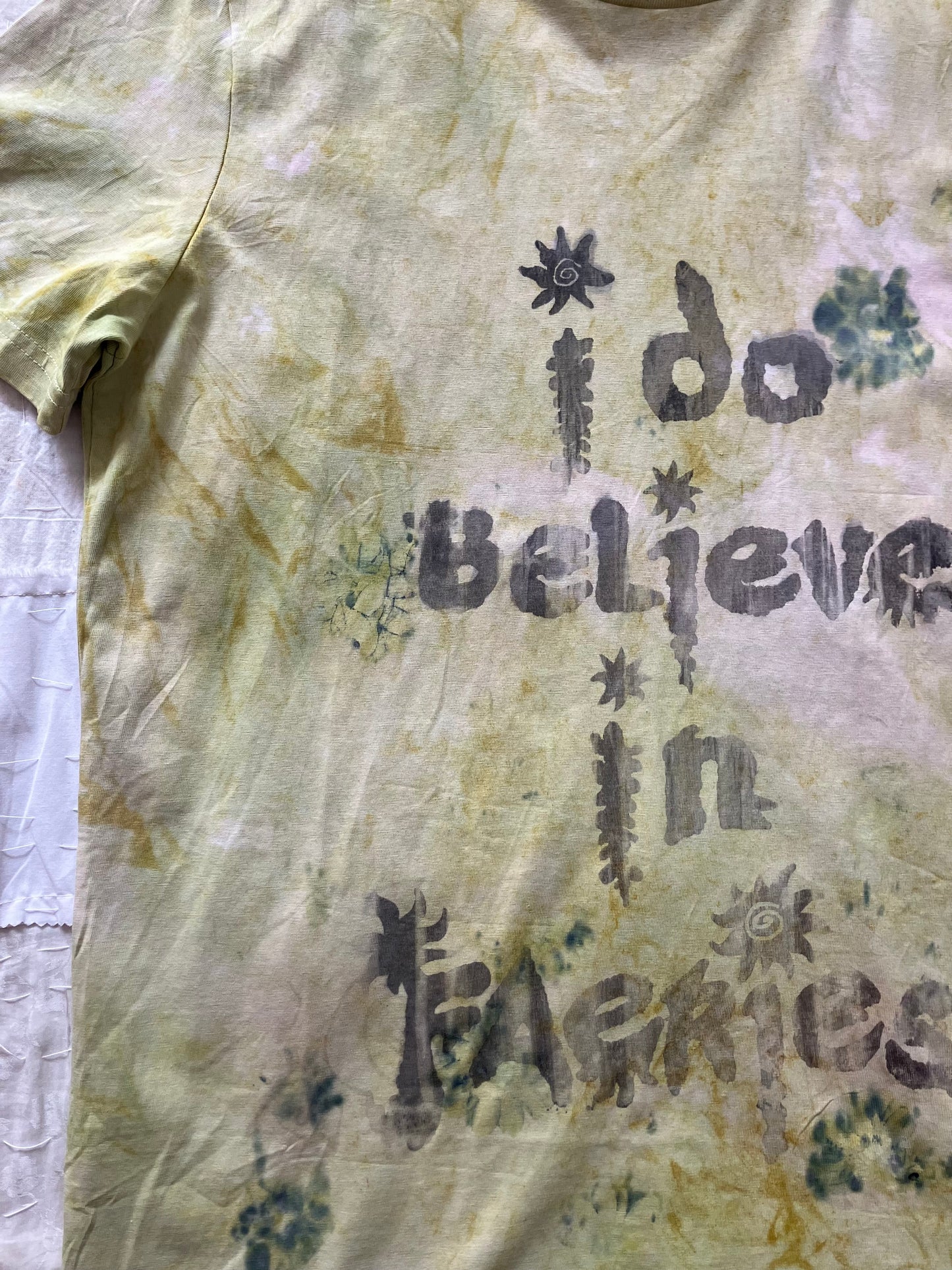 EIRINN HAYHOW - I DO BELIEVE IN FAERIES TSHIRT 3 with bio flower patch