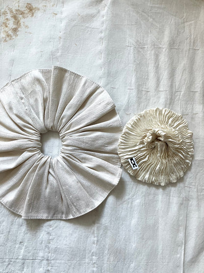 AZUR - Plissé Satin Silk Scrunchie - Off-white