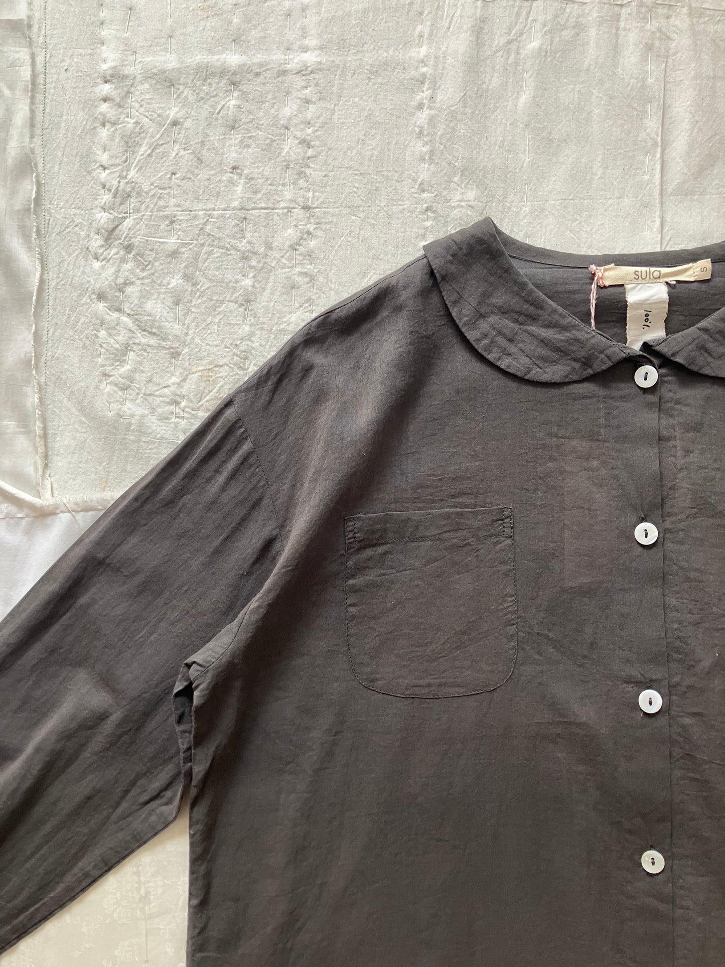 sula - round collar blouse - cotton voile - beluga