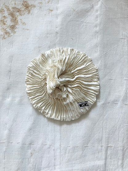 AZUR - Plissé Satin Silk Scrunchie - Off-white