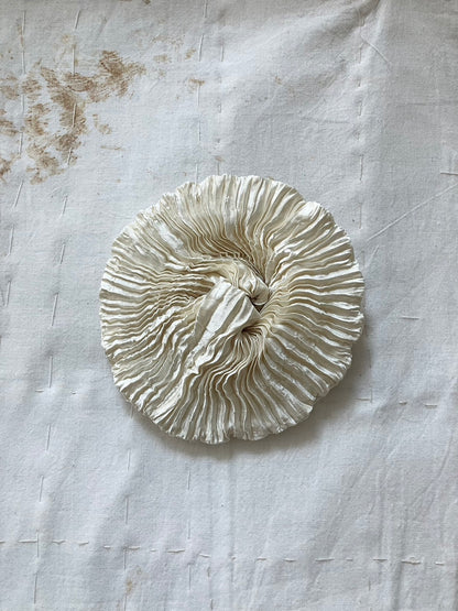 AZUR - Plissé Satin Silk Scrunchie - Off-white