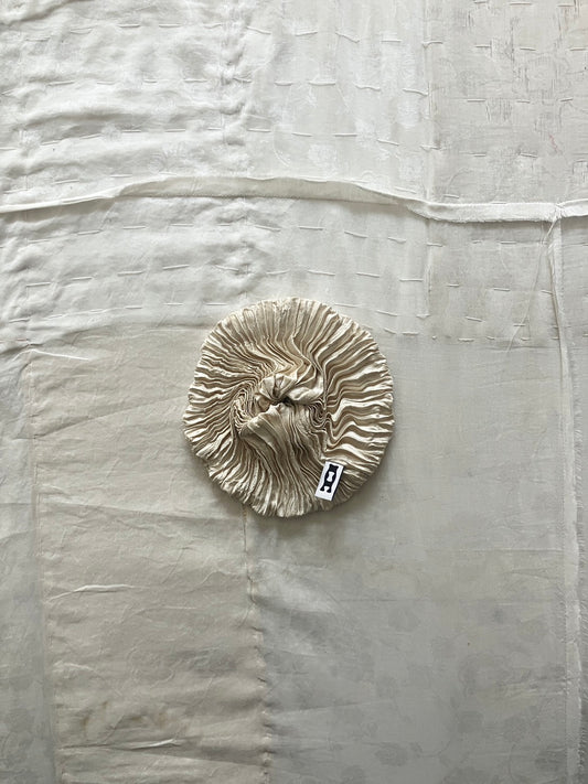 AZUR - Plissé Satin Silk Scrunchie - Off white