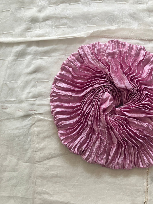 AZUR - Plissé Satin Silk Scrunchie - Grey pink