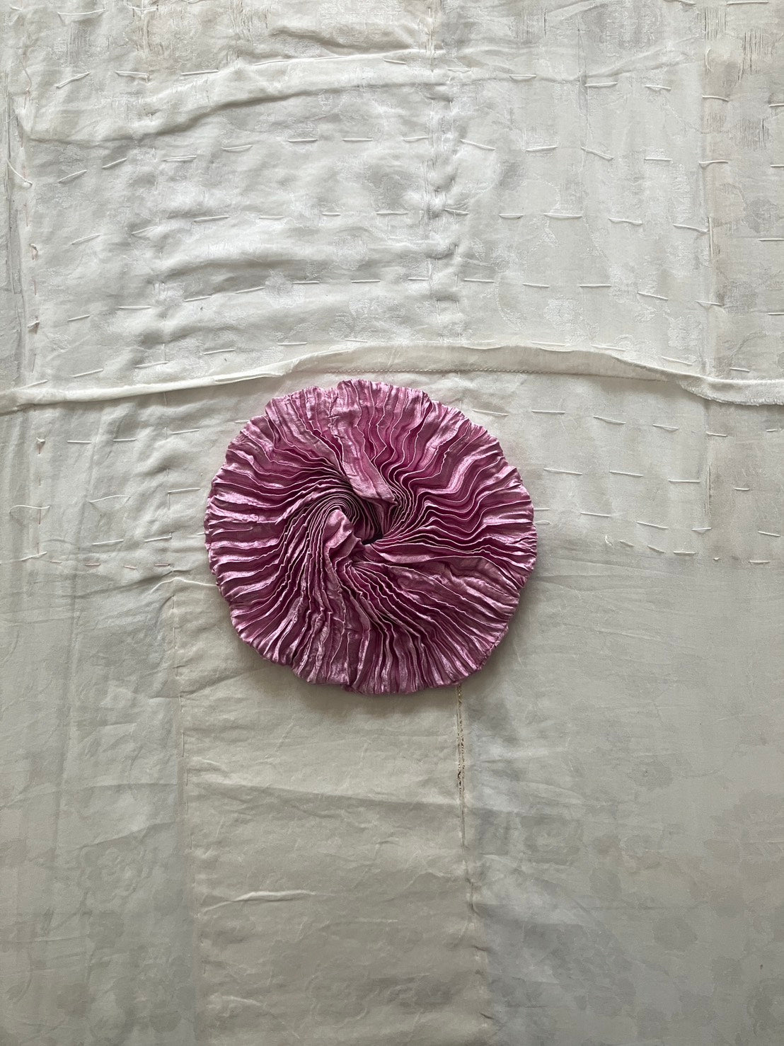 AZUR - Plissé Satin Silk Scrunchie - Grey pink