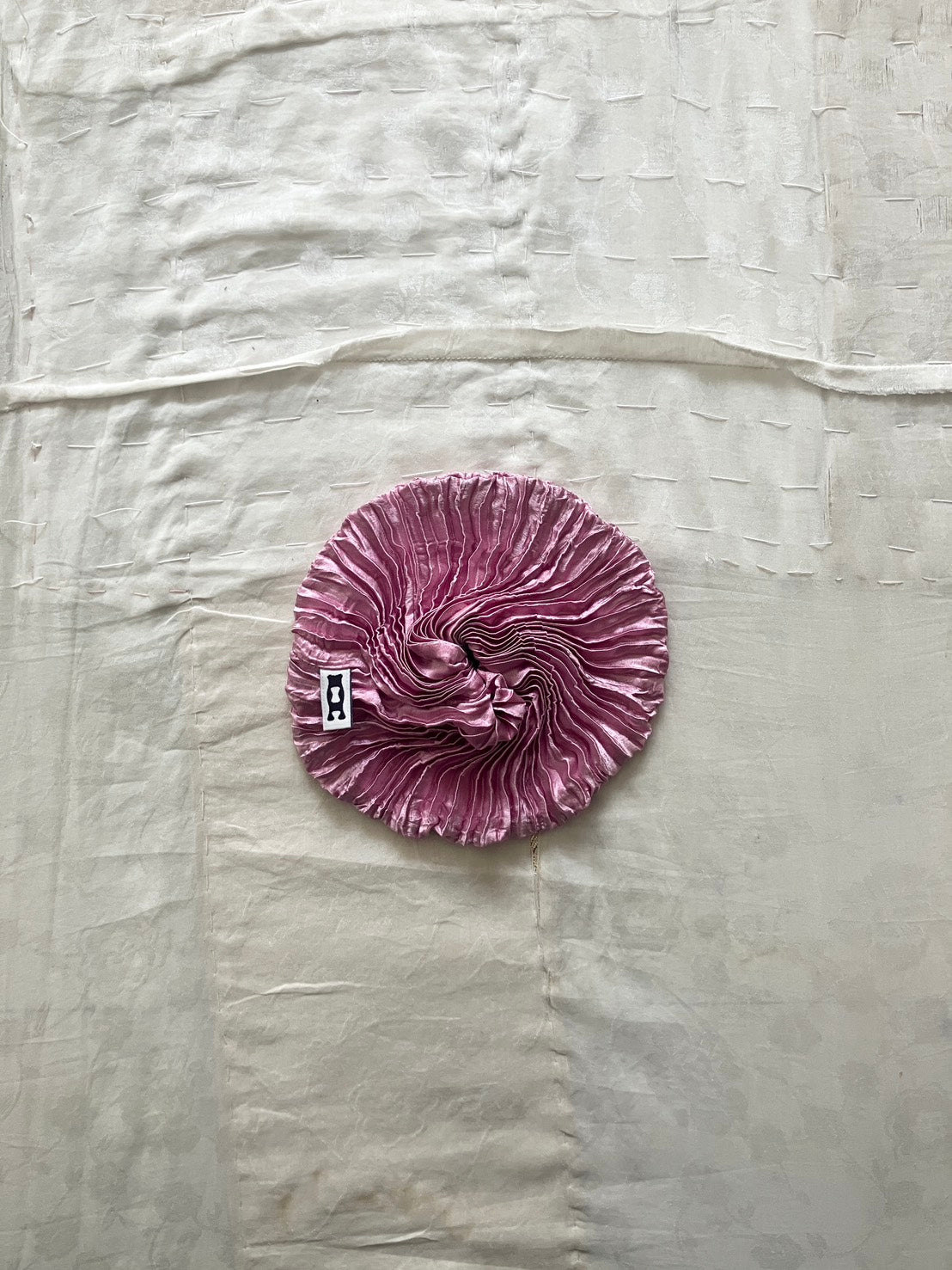 AZUR - Plissé Satin Silk Scrunchie - Grey pink