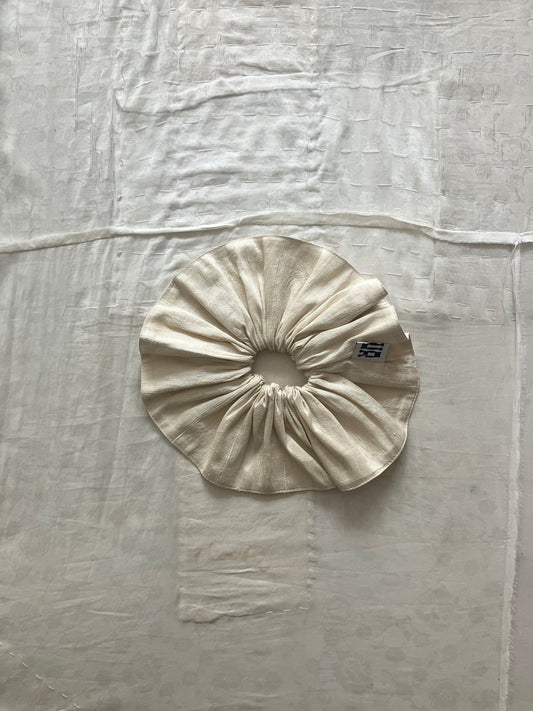 AZUR - Raw Silk Scrunchie - Off white